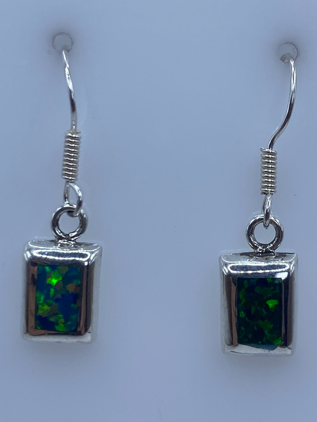 Aretes sobre regla métrica mostrando 2.8 cm de largo