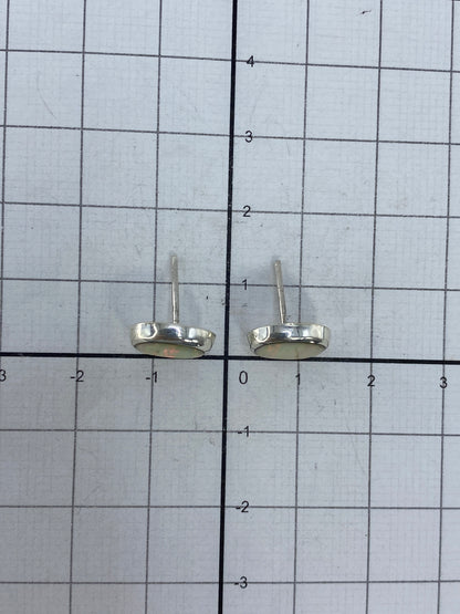 Aretes sobre fondo blanco mostrando el Quinto 925 y tamaño delicado de 1.3 cm