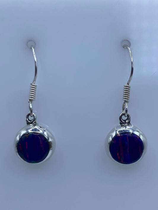 Par de aretes de plata 925 con ópalo de fuego azul, colgando en vista frontal