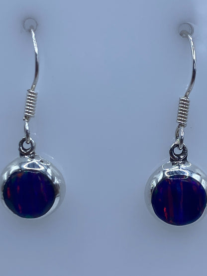 Aretes sobre regla de centímetros mostrando largo de 2.7 cm
