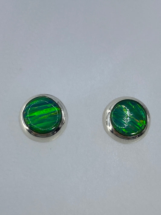 Par de aretes de plata con ópalo de fuego multicolor, tonos naranja, rojo y verde