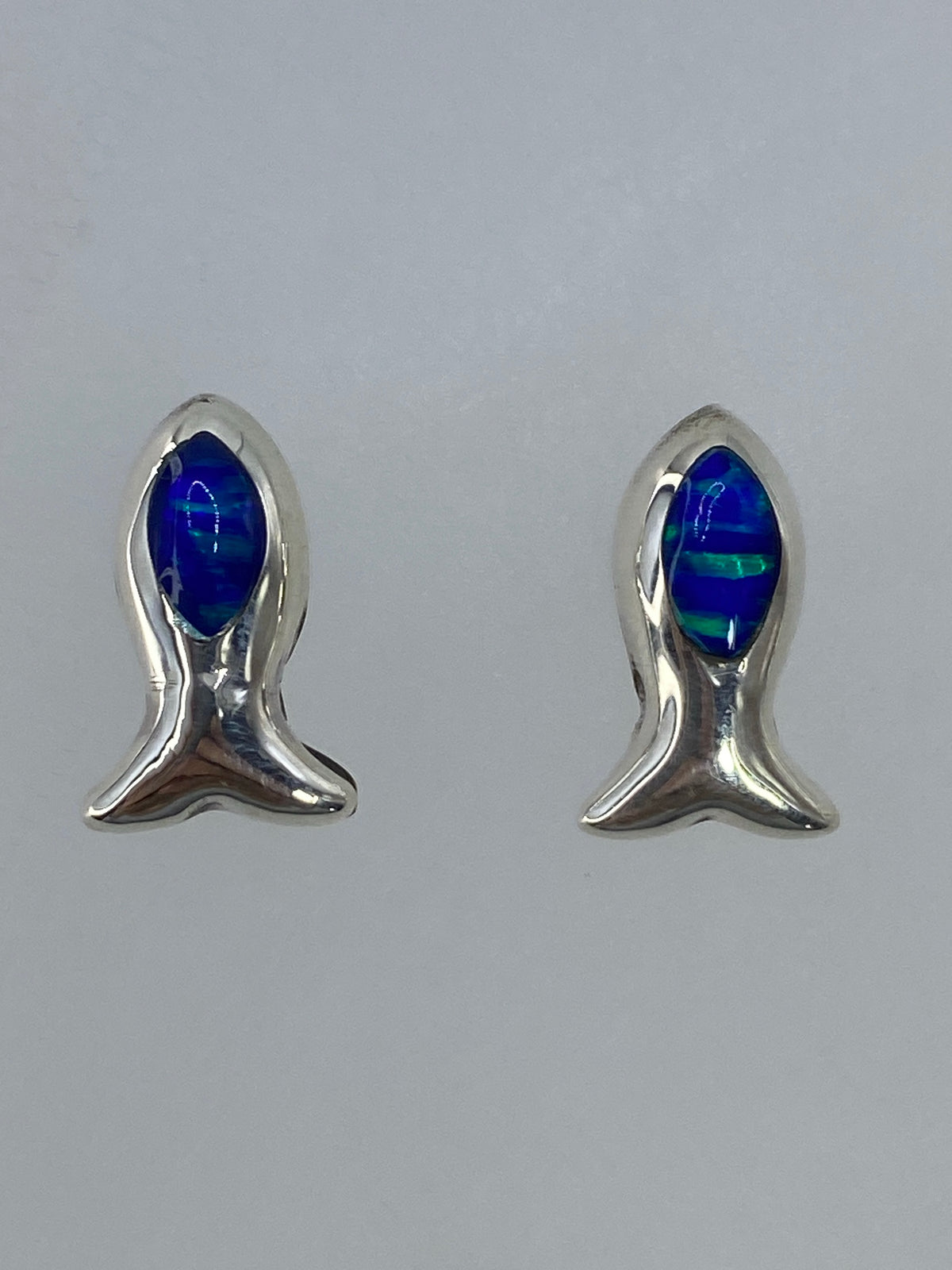 Par de aretes de plata en forma de pez con ópalo de fuego multicolor