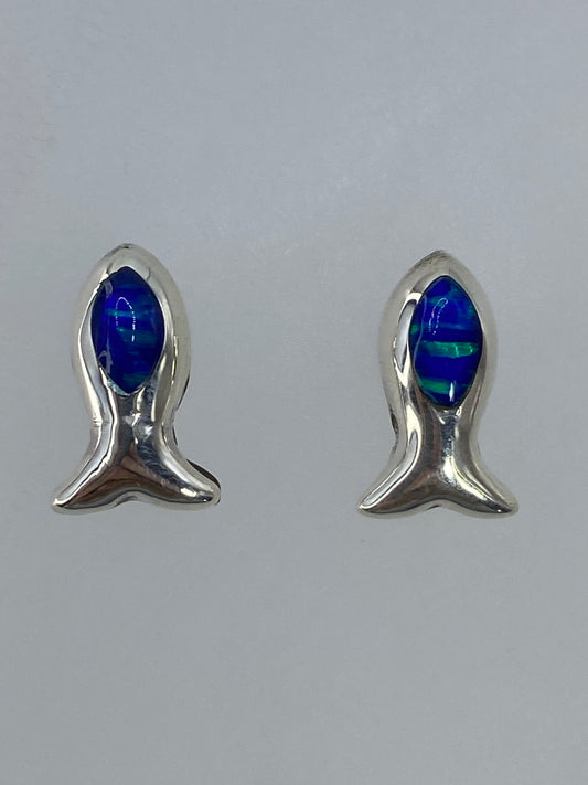 Par de aretes de plata en forma de pez con ópalo de fuego multicolor