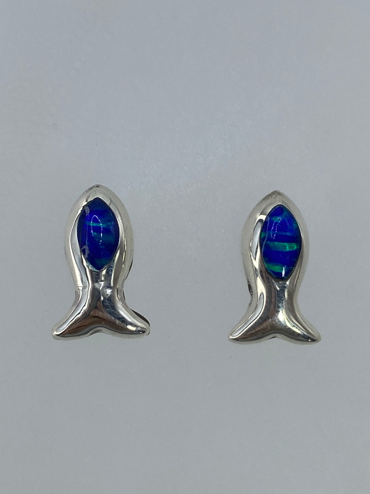 Detalle del engaste de ópalo de fuego en plata 925 de Taxco