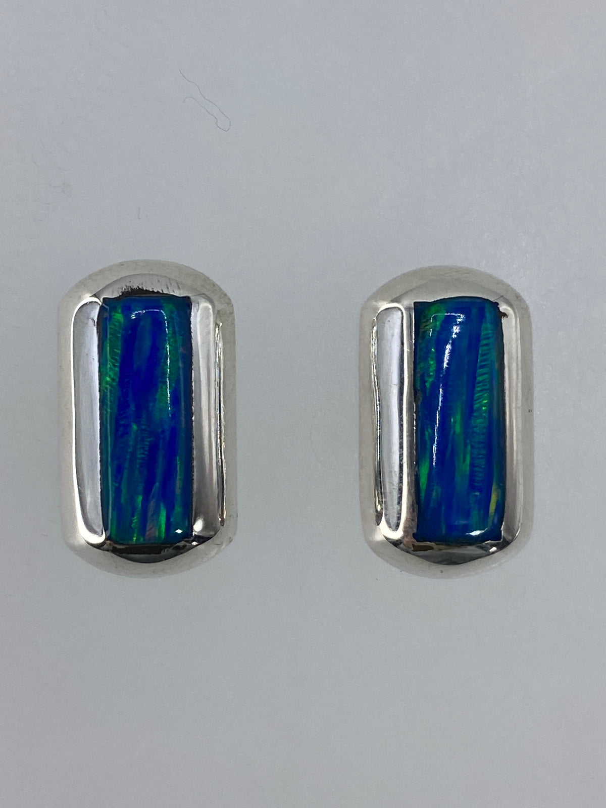 Par de aretes de plata con ópalo de fuego multicolor, destellos rojo naranja verde