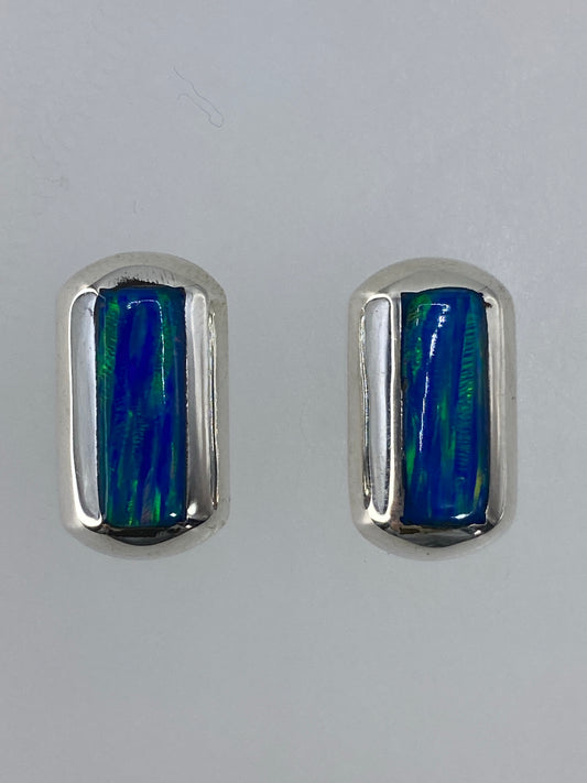 Par de aretes de plata con ópalo de fuego multicolor, destellos rojo naranja verde