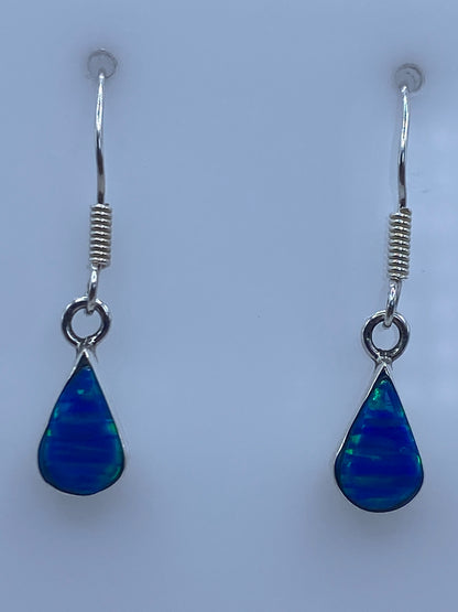 Par de aretes de plata 950 con ópalo de fuego azul, fotografía frontal mostrando ambas piedras