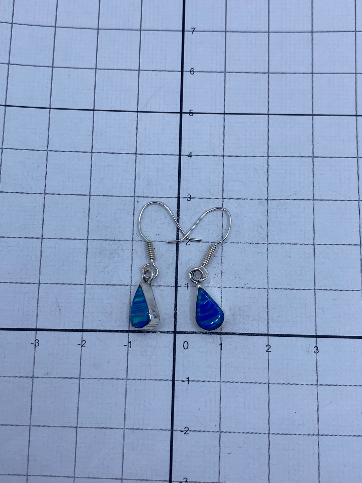 Aretes prehispánicos grabados en plata, vista de perfil del engaste
