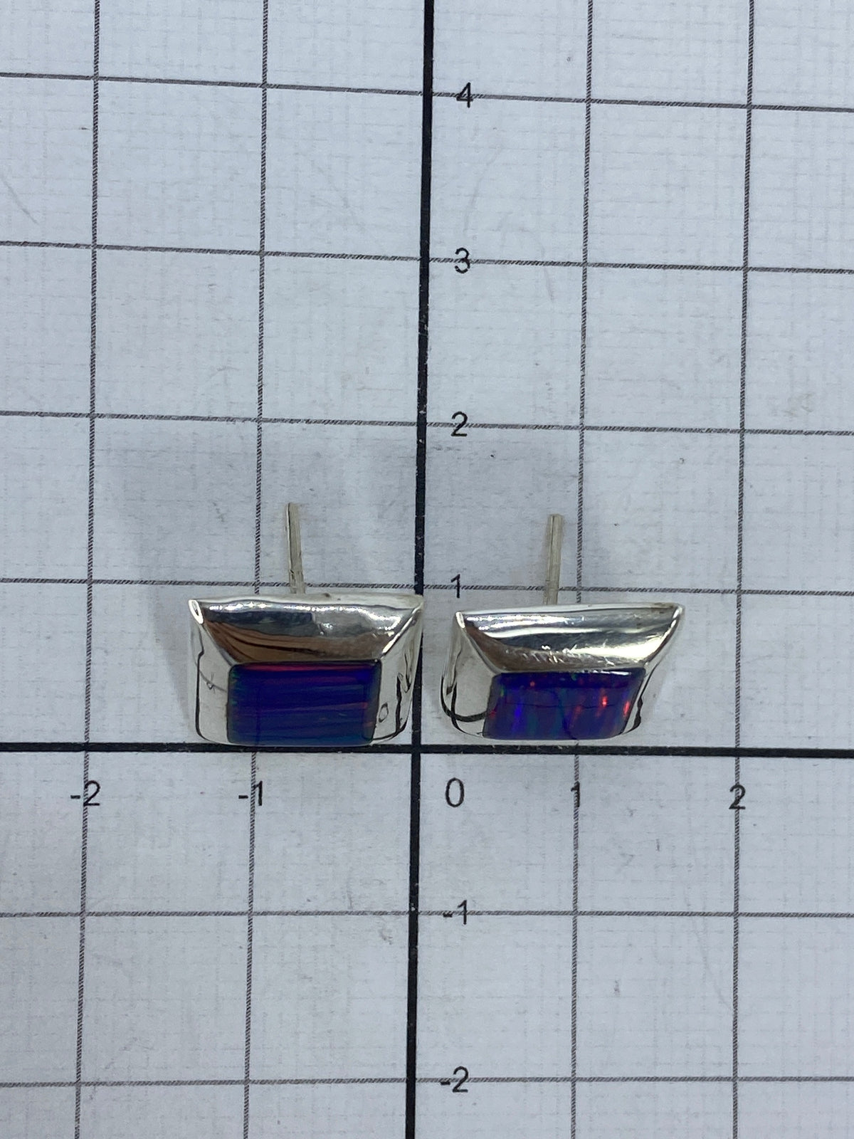 Aretes de plata 925 con Quinto visible, ópalo de fuego iluminado