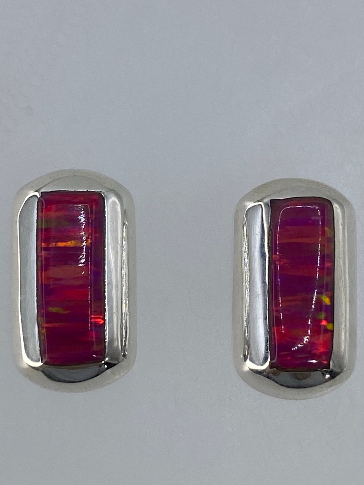 Aretes de ópalo de fuego de Taxco vistos de frente