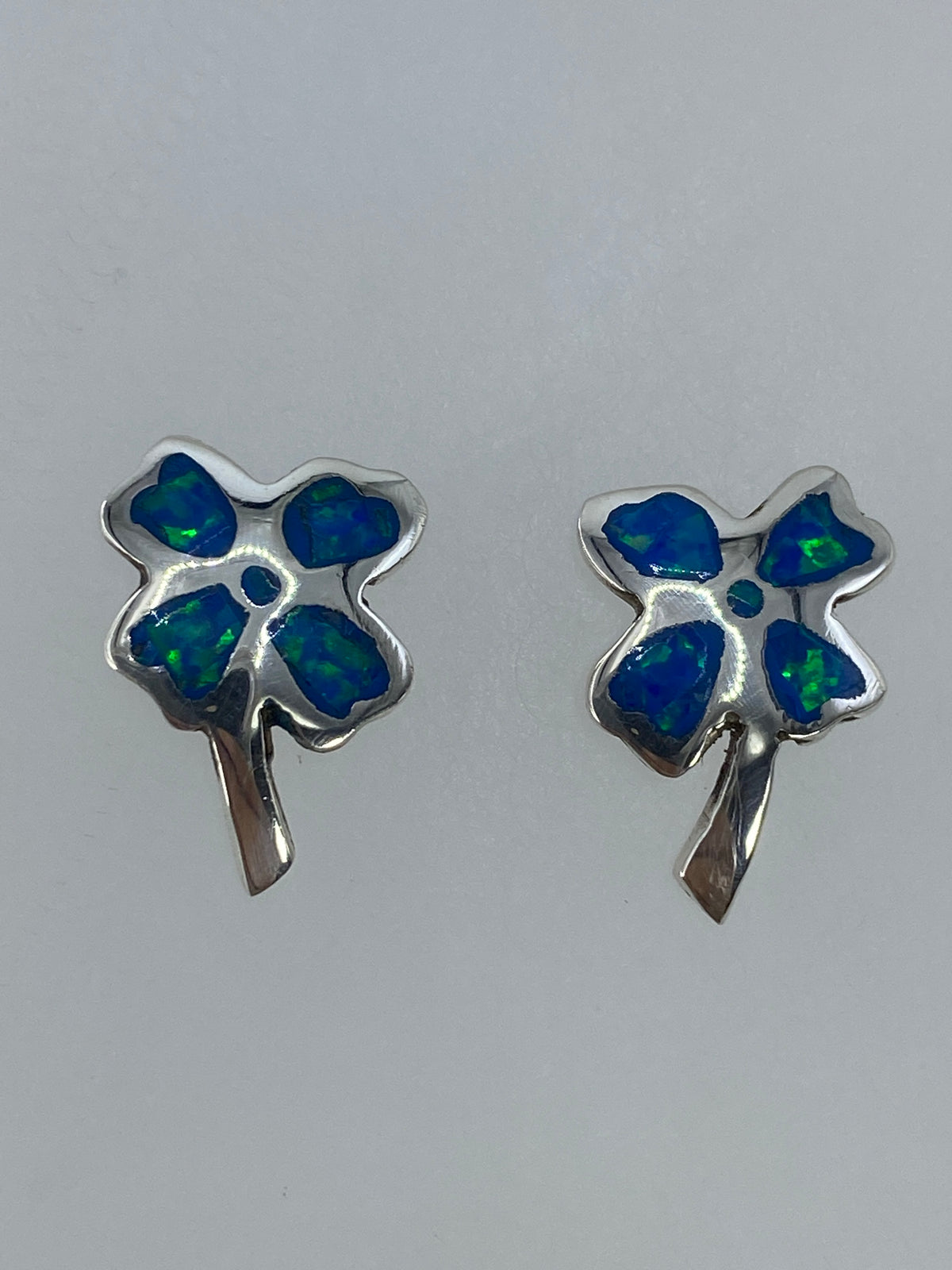 Par de aretes de plata con ópalo de fuego verde limón sobre fondo gris