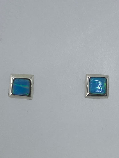 Par de aretes de plata con ópalo de fuego multicolor, detalle frontal