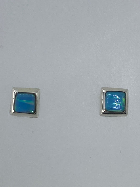 Par de aretes de plata con ópalo de fuego multicolor, detalle frontal
