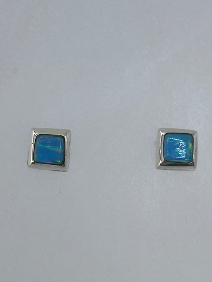 Aretes de plata 925 con ópalo de fuego reflejando luz multicolor