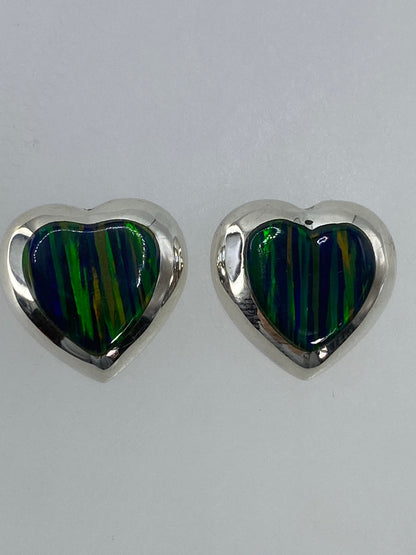 Par de aretes de plata con ópalo de fuego multicolor, engaste artesanal, vista frontal