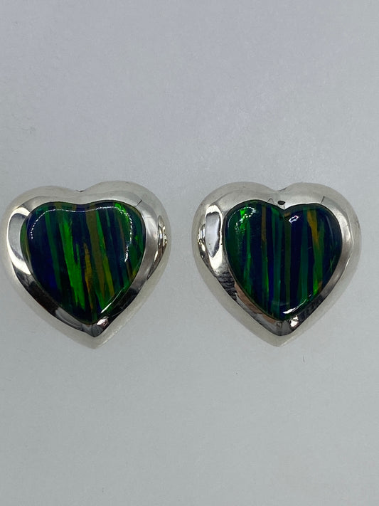 Par de aretes de plata con ópalo de fuego multicolor, engaste artesanal, vista frontal