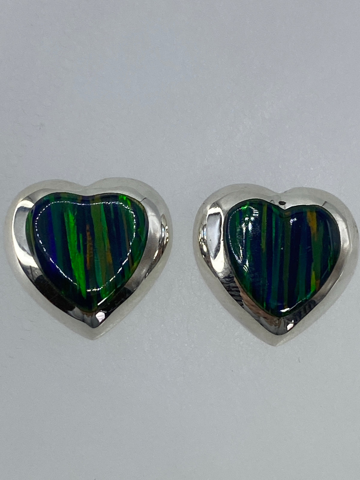 Aretes en la mano mostrando el tamaño delicado de 1.3 cm