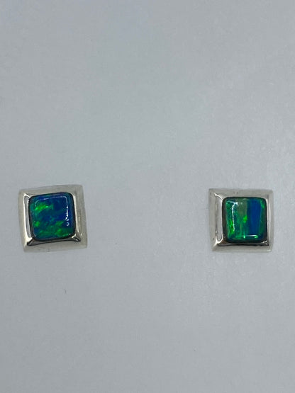Detalle de un arete mostrando la incrustación de piedra verde limón en Taxco