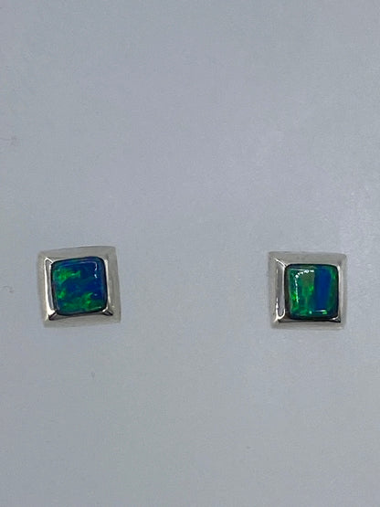 Aretes minimalistas sobre fondo blanco con Quinto 925 visible