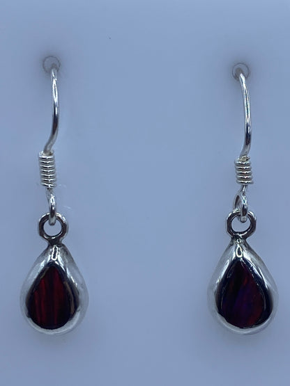 Par de aretes de plata con ópalo de fuego multicolor en forma de gota sobre fondo blanco