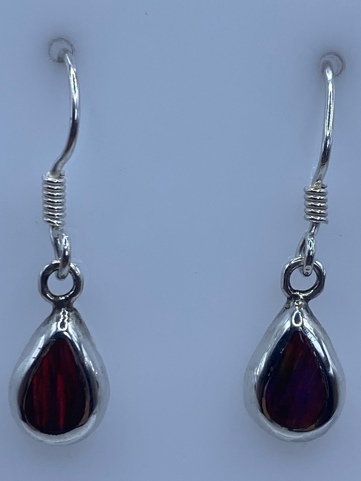 Aretes de ópalo de fuego en escala métrica midiendo 3.1 cm de largo