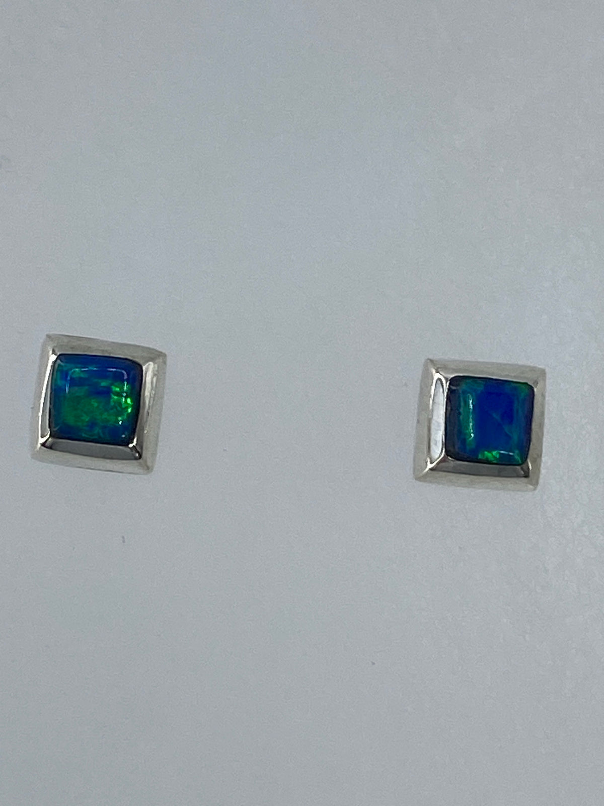 Par de aretes de plata con ópalo de fuego verde limón, engastados a mano