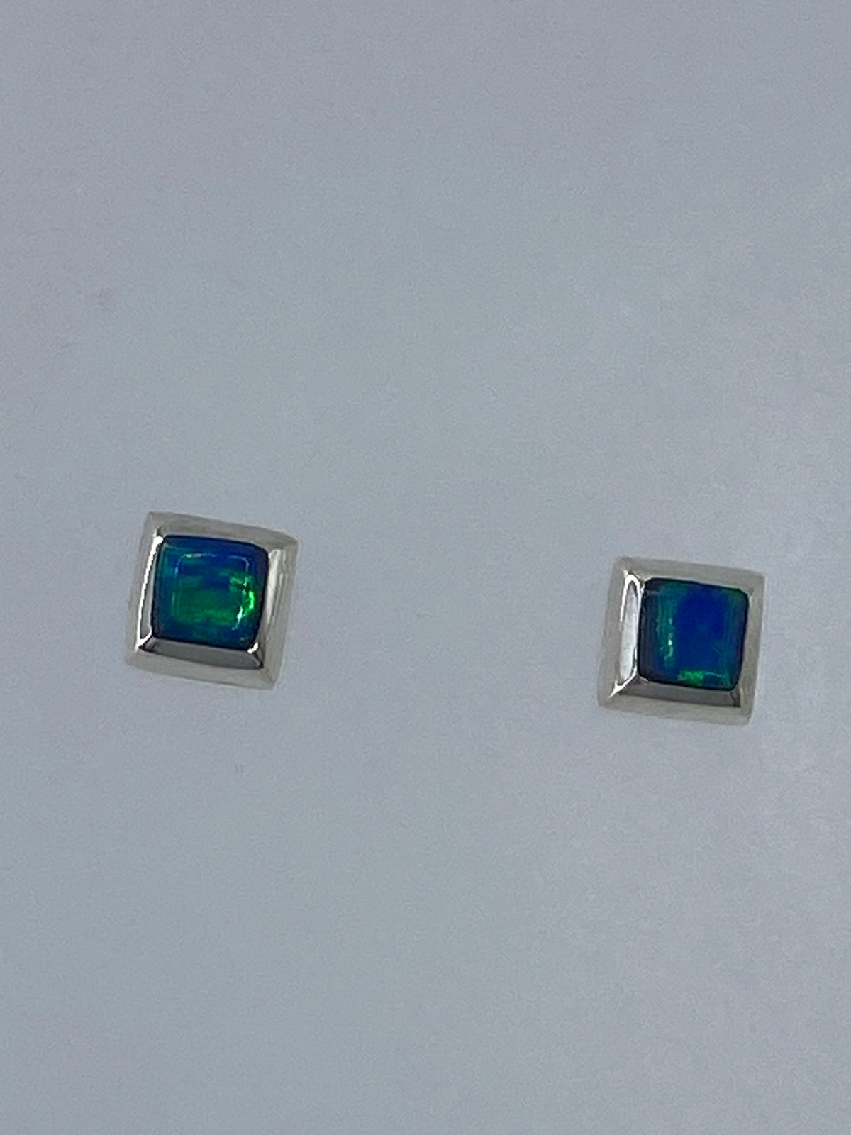 Aretes de 1.3 cm mostrados en escala sobre papel milimetrado