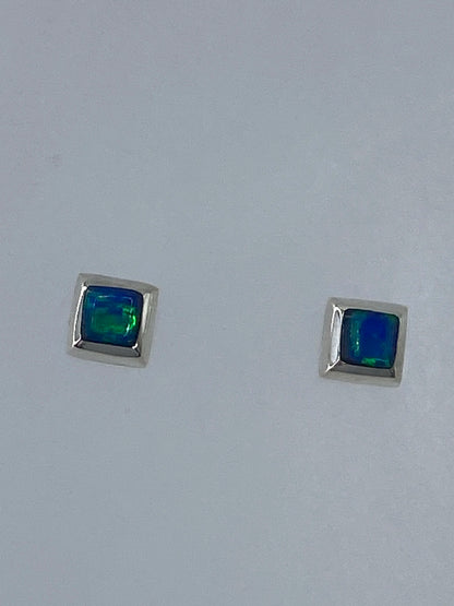 Aretes de 1.3 cm mostrados en escala sobre papel milimetrado