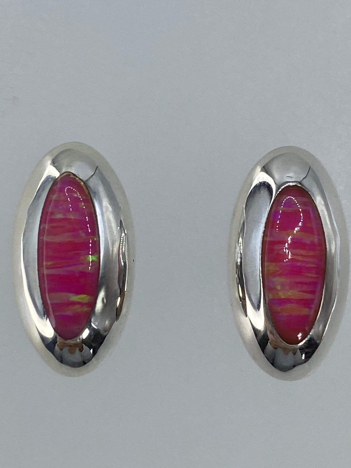 Aretes medidos en escala: 1.2 cm de largo, con postes de plata 925