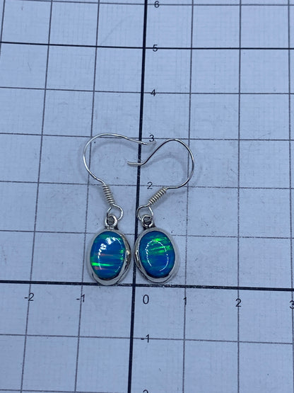 Aretes de plata 925 con el Quinto grabado, ópalo azul cielo en el gancho