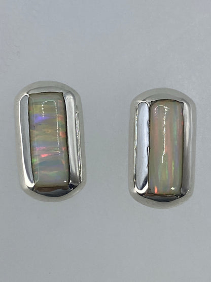 Par de aretes de plata 925 con ópalo de fuego multicolor engastado