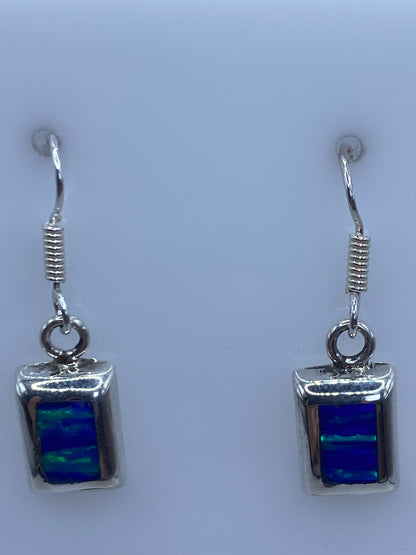 Detalle del engaste a mano del ópalo en plata 925, mostrando el fuego azul bajo la luz