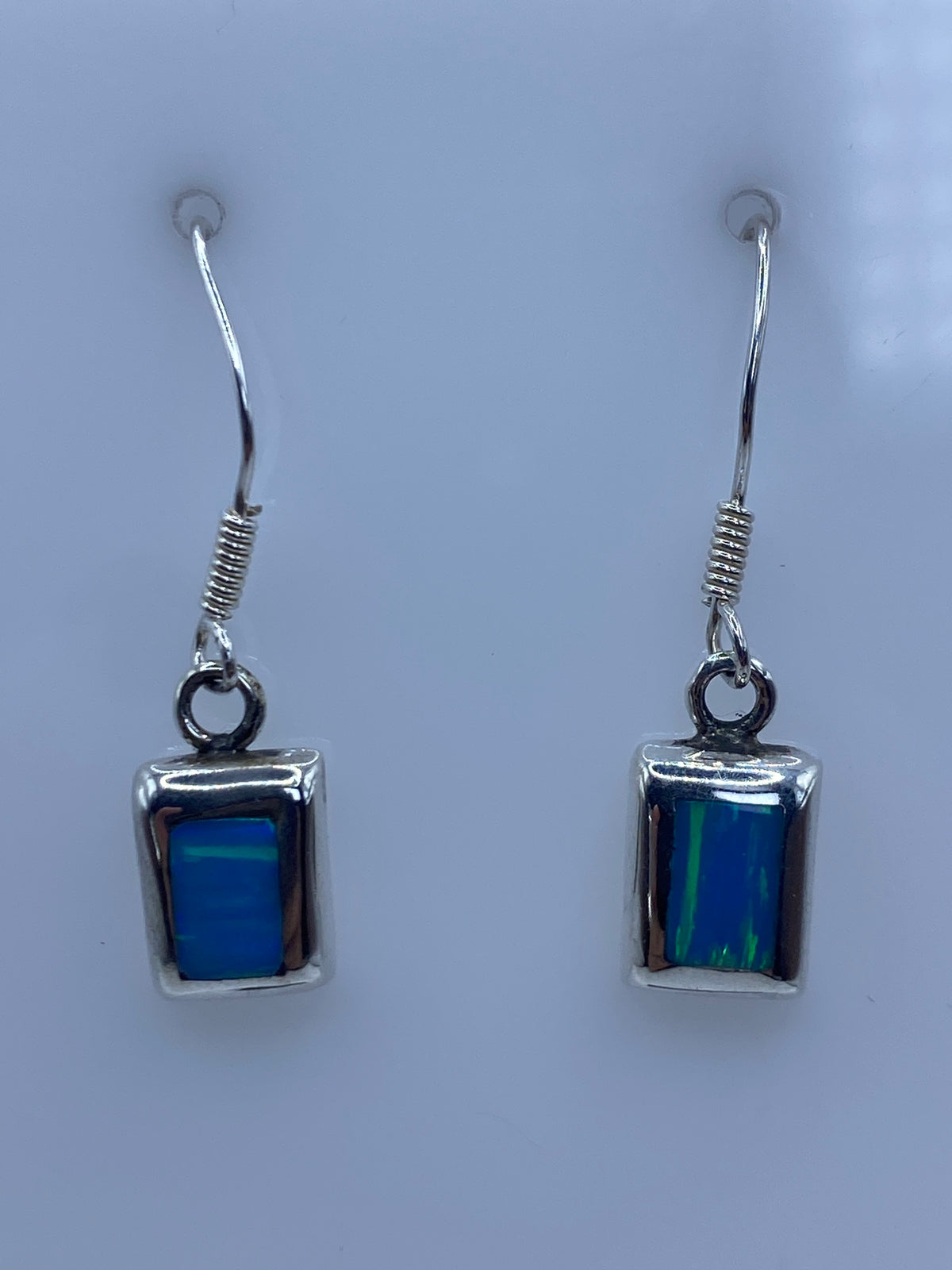 Par de aretes de plata 925 con Ópalo de Fuego azul cielo engastado en forma cuadrada
