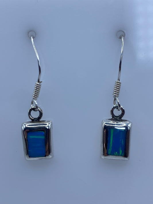 Par de aretes de plata 925 con Ópalo de Fuego azul cielo engastado en forma cuadrada