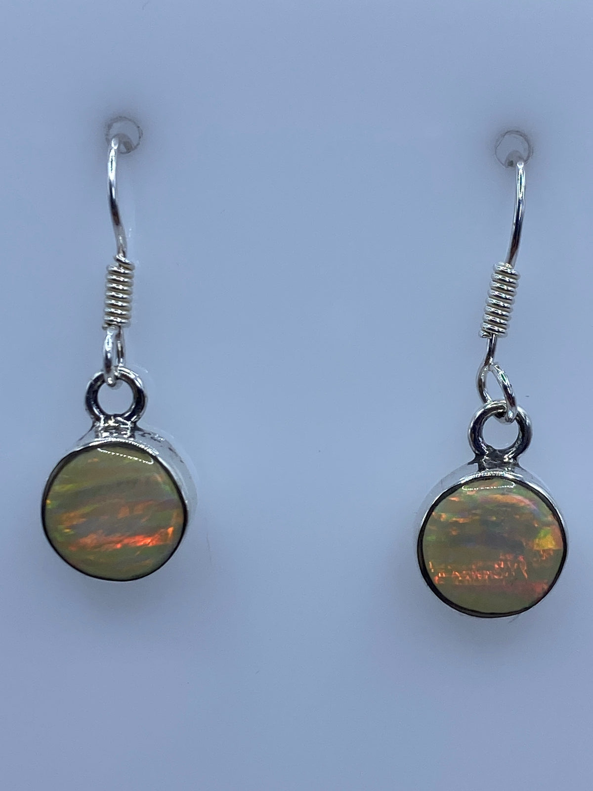 Par de aretes de plata con ópalo de fuego multicolor, vista frontal