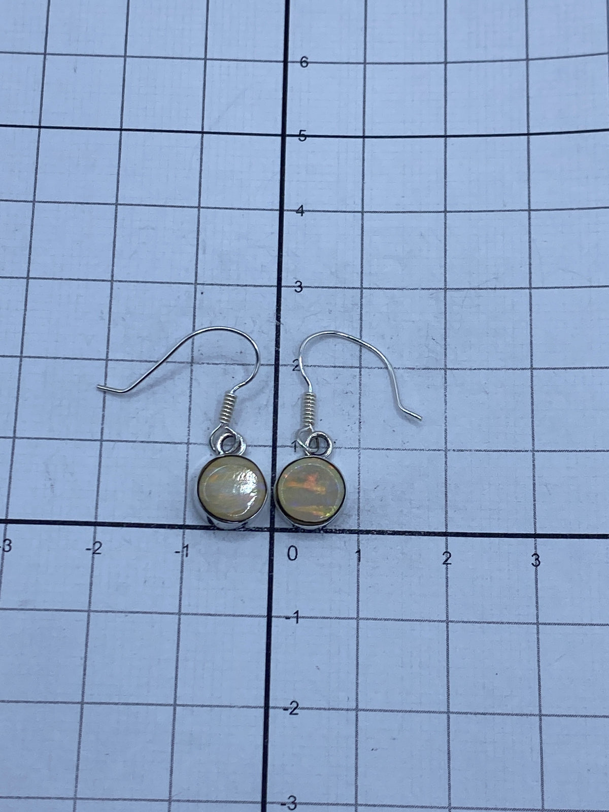Aretes de plata 950 con fuego anaranjado y dorado del ópalo