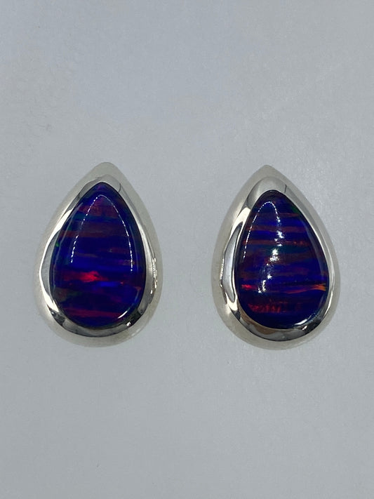 Par de aretes en plata 925 con ópalo de fuego multicolor, frente a frente