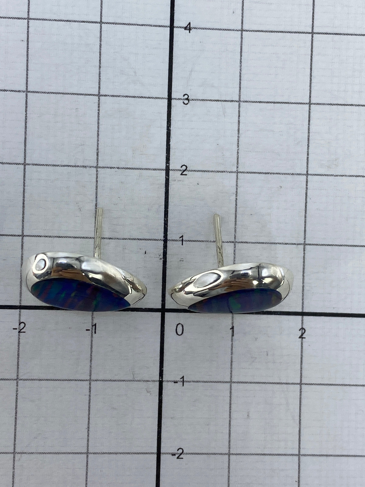 Reverso de los aretes mostrando el sello 925 en la plata
