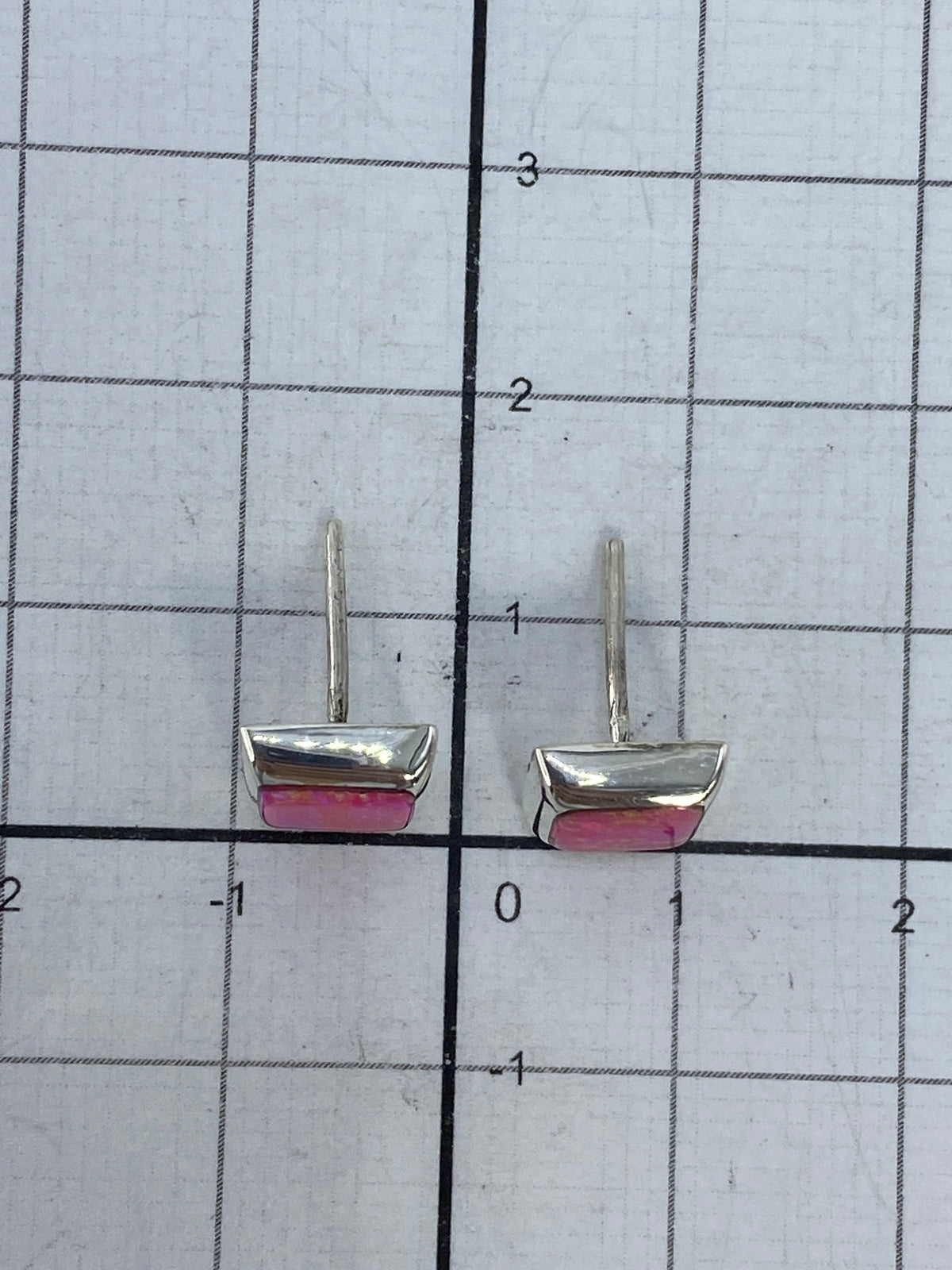 Aretes sobre fondo blanco mostrando el Quinto 925