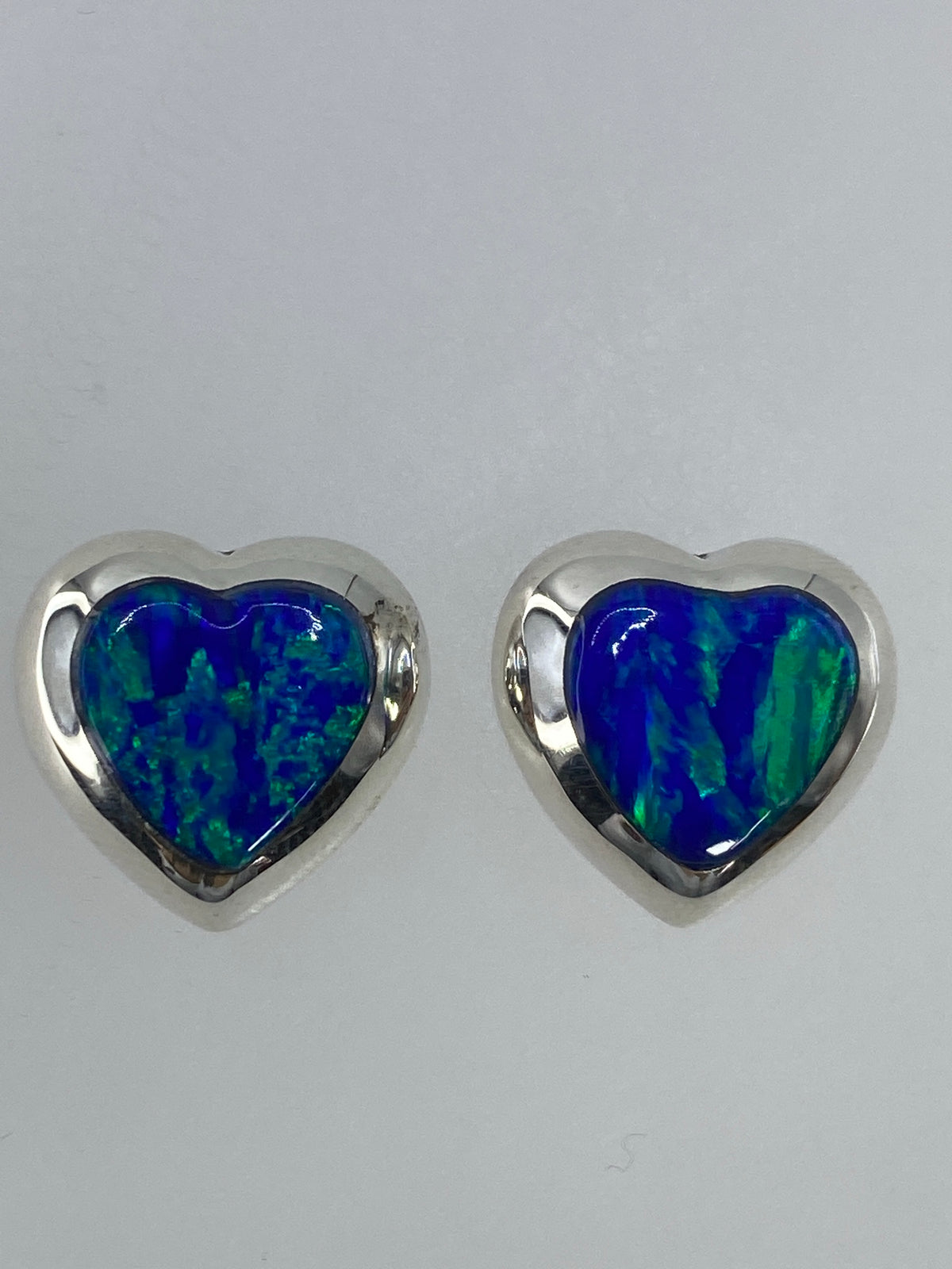 Par de aretes de plata con ópalo de fuego verde limón, vistos de frente