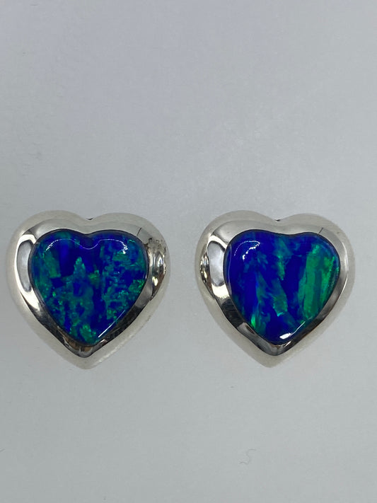 Par de aretes de plata con ópalo de fuego verde limón, vistos de frente