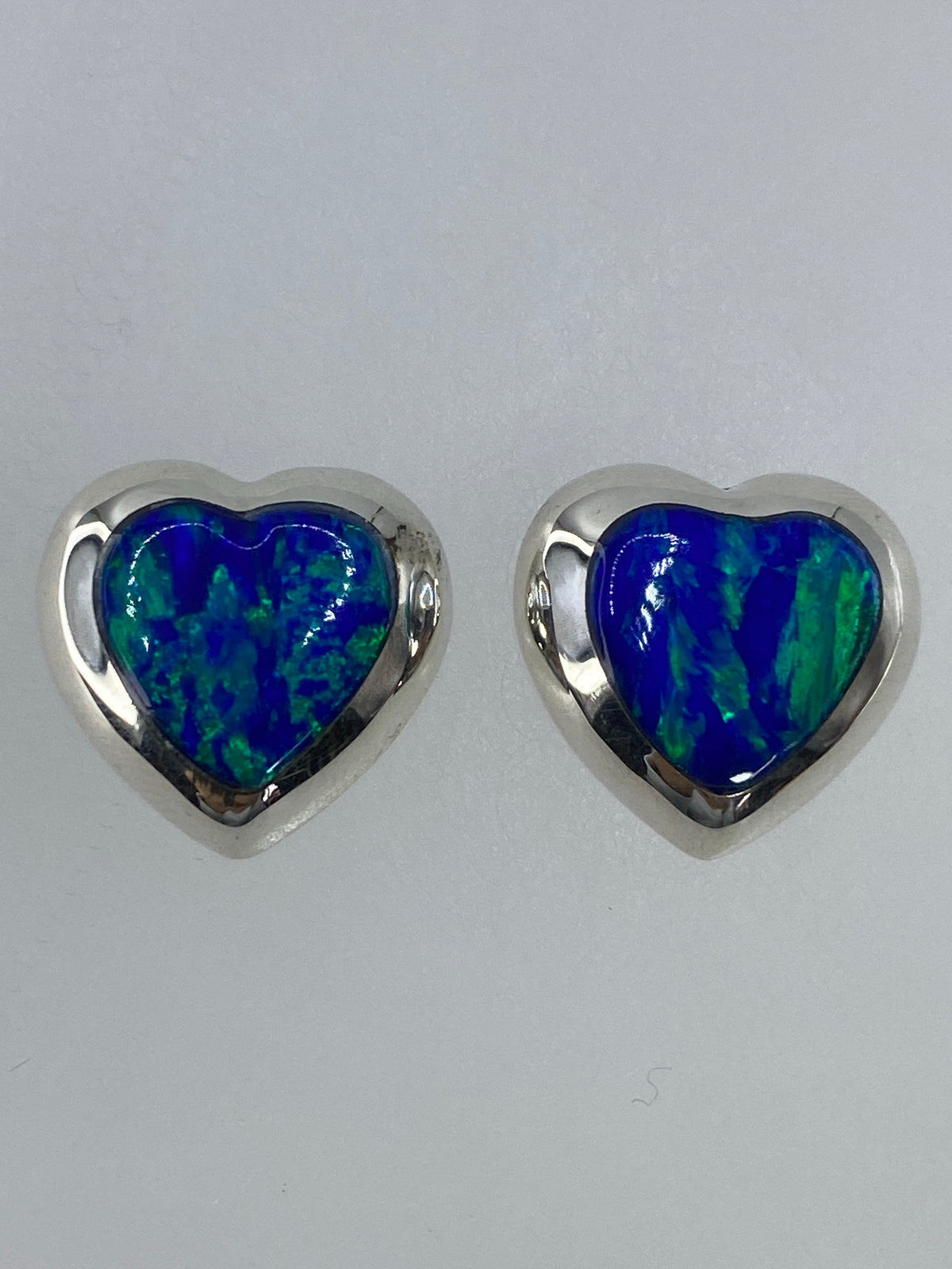 Detalle del engaste a mano del ópalo de fuego en plata 925