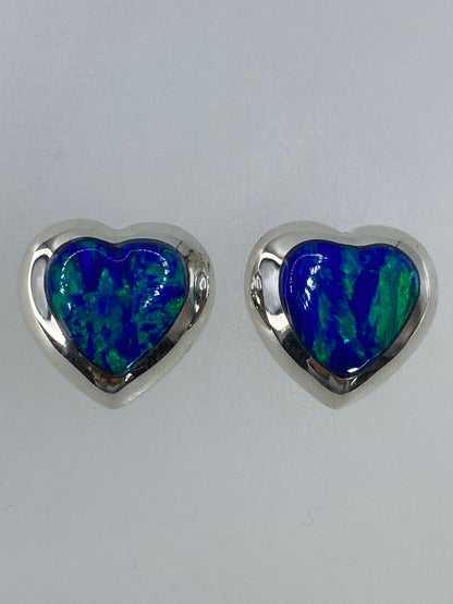 Detalle del engaste a mano del ópalo de fuego en plata 925