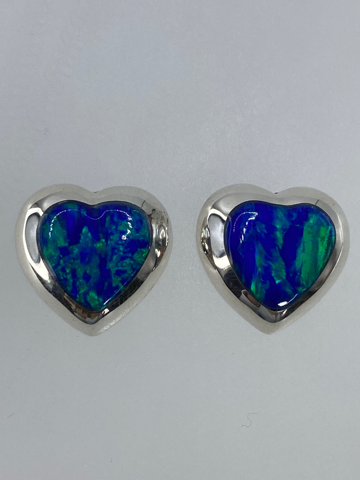 Aretes sobre regla mostrando largo de 1.2 cm
