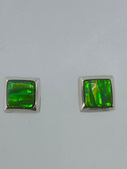 Detalle del engaste a mano del ópalo de fuego en plata 925