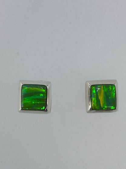 Aretes sobre regla métrica mostrando tamaño 1.3 cm