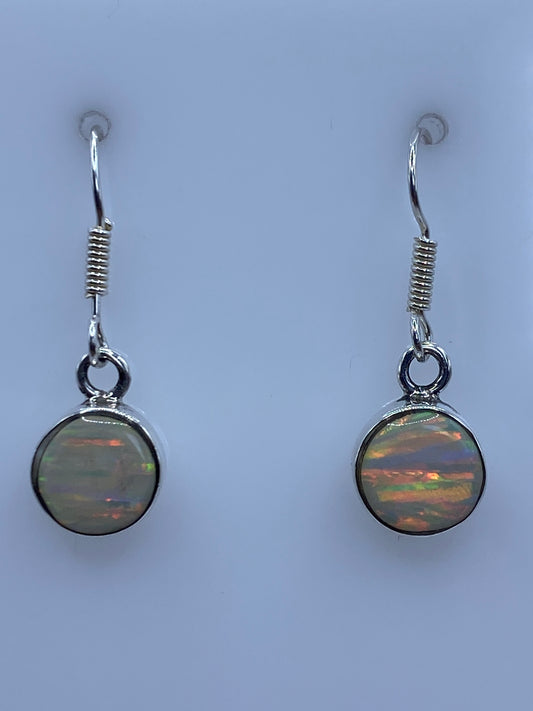 Par de aretes de plata con ópalo de fuego en tonos naranja y rojo