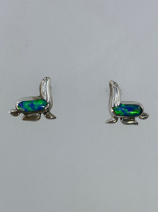 Par de aretes de plata con ópalo de fuego verde limón sobre fondo blanco