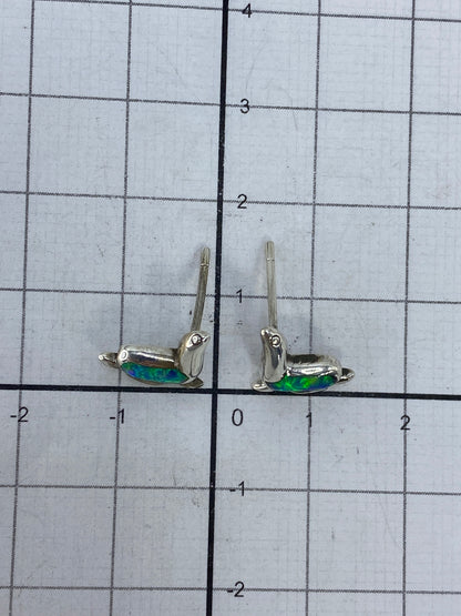 Aretes en la mano mostrando el tamaño real de 1.5 cm