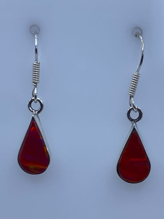 Par de aretes de plata 950 con ópalo de fuego en tono rosa, gancho visible